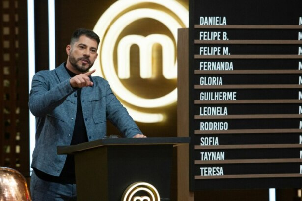 Evaristo Costa comandando o leilão no episódio do MasterChef Brasil 12