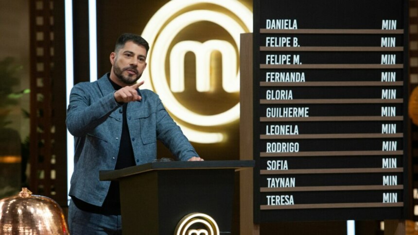 Evaristo Costa comandando o leilão no episódio do MasterChef Brasil 12