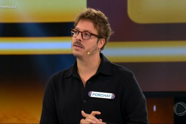 Fabio Porchat no centro do cenário do Acerte ou Caia