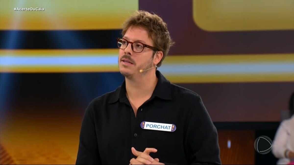 Fabio Porchat no centro do cenário do Acerte ou Caia