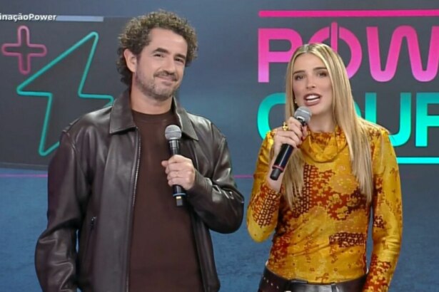 Felipe Andreoli e Rafa Brites no palco do Power Couple Brasil