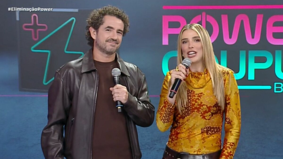 Felipe Andreoli e Rafa Brites no palco do Power Couple Brasil