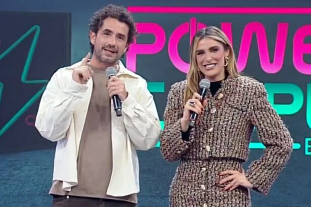 Felipe Andreoli e Rafa Brites explicando o cronograma da última semana do Power Couple Brasil 7