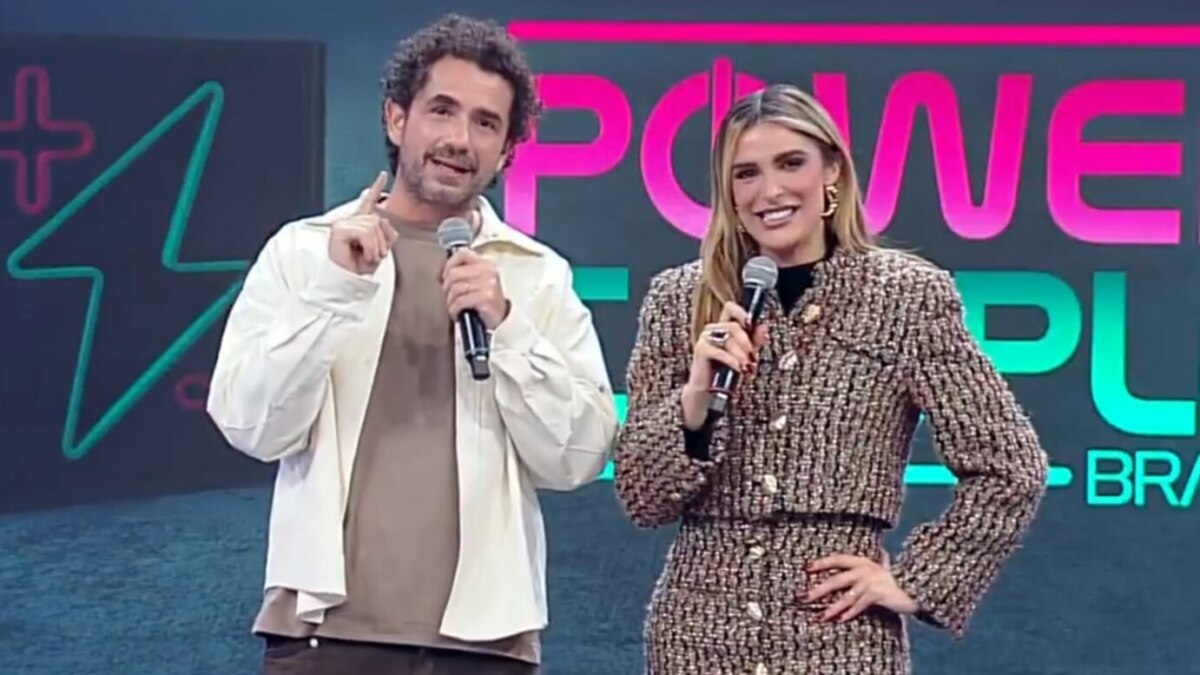 Felipe Andreoli e Rafa Brites explicando o cronograma da última semana do Power Couple Brasil 7