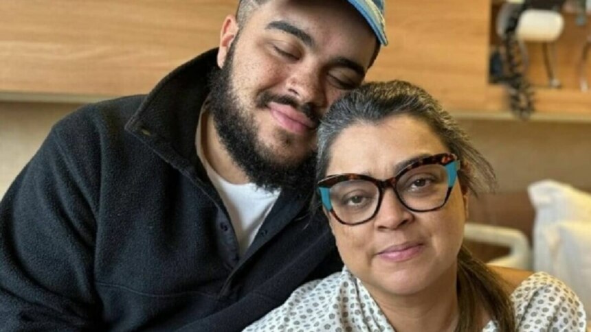 Francisco Gil e Preta Gil em foto posada abraçados no leito de hospital