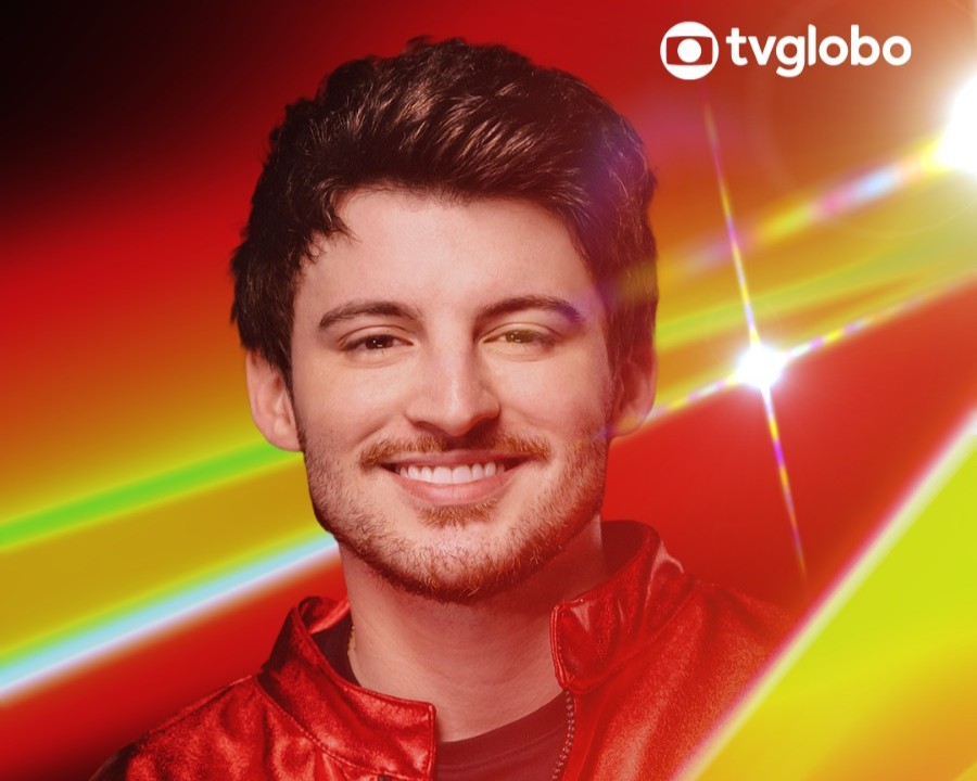 Gabriel Smaniotto do Estrela da Casa 2 é um homem branco do cabelo liso e está sorridente