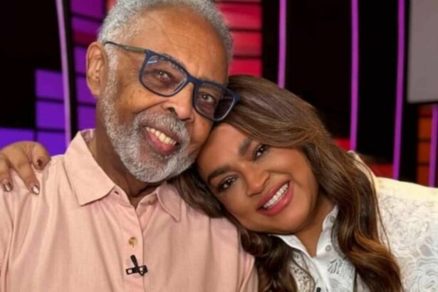 Gilberto Gil e Preta Gil em foto posada sorrindo e abraçados, com a cantora sobre o ombro do pai
