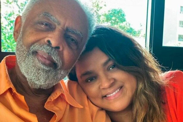 Gilberto Gil e Preta Gil em foto posada, com a cantora deitando sobre os ombros do pai