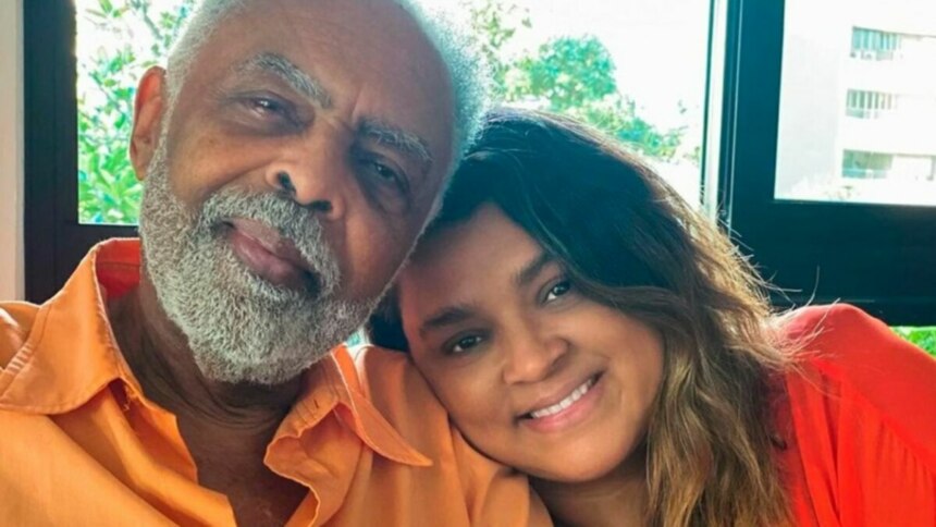 Gilberto Gil e Preta Gil em foto posada, com a cantora deitando sobre os ombros do pai