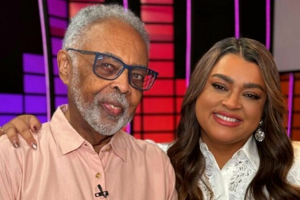 Gilberto Gil e Preta Gil abraçados e sorrindo no cenário do Música Boa