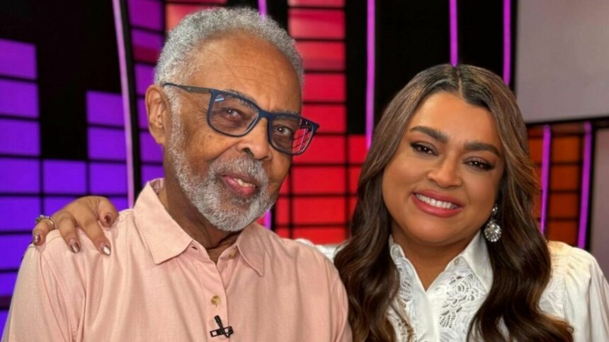 Gilberto Gil e Preta Gil abraçados e sorrindo no cenário do Música Boa