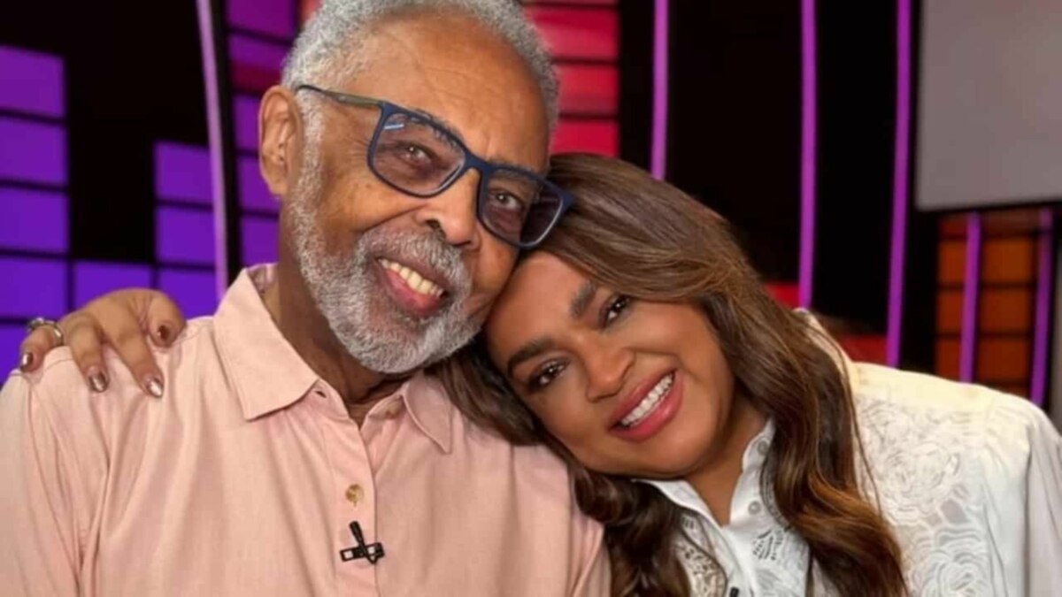 Gilberto Gil e Preta Gil em foto posada sorrindo e abraçados, com a cantora sobre o ombro do pai