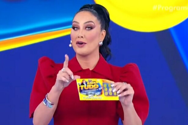 Helen Ganzarolli, de roupa vermelha, em trecho do Sorteio Tele Sena de Pais
