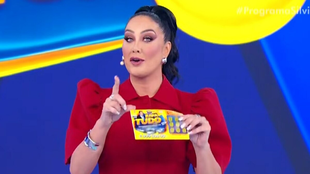 Helen Ganzarolli, de roupa vermelha, em trecho do Sorteio Tele Sena de Pais