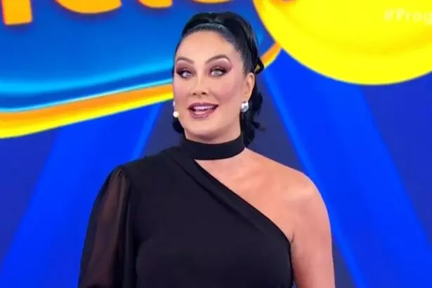 Helen Ganzarolli, de roupa preta, em trecho do Sorteio Tele Sena de Pais