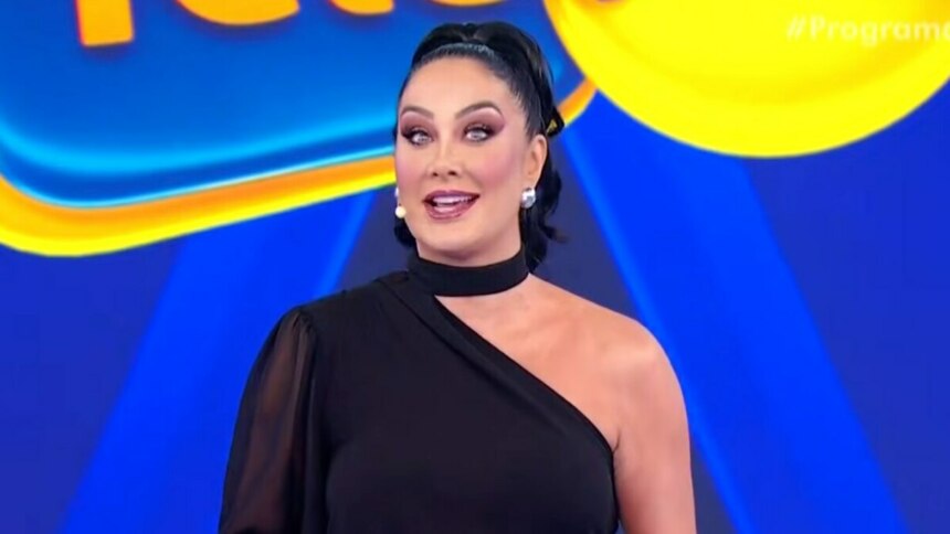 Helen Ganzarolli, de roupa preta, em trecho do Sorteio Tele Sena de Pais
