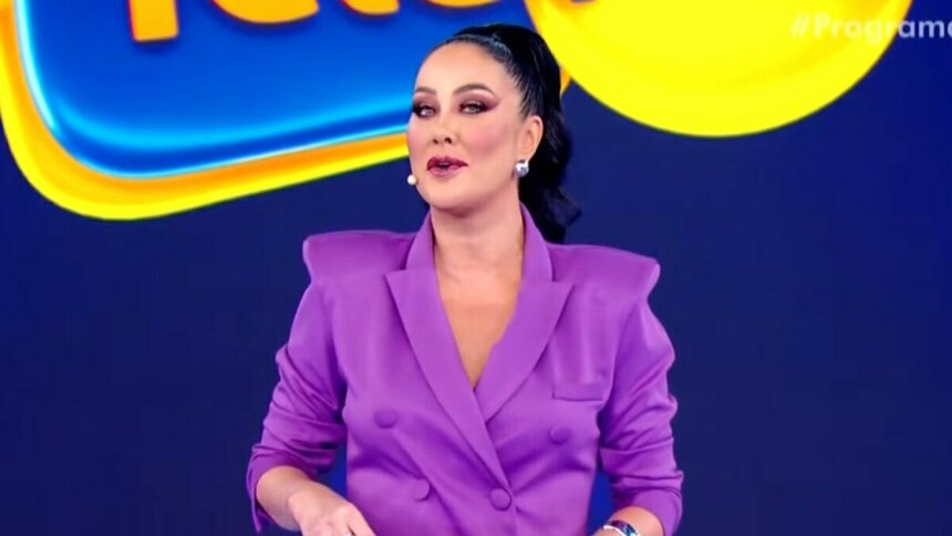 Helen Ganzarolli, de roupa roxa, em trecho do 4º sorteio da Tele Sena de Pais