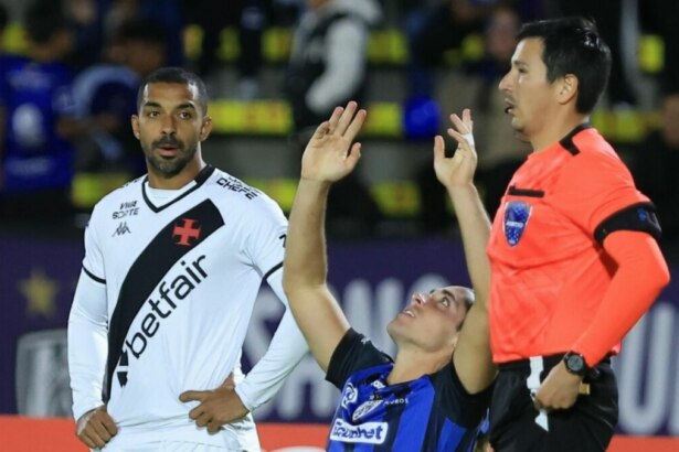 Jogador com as mãos pra cima na derrota do Vasco para o Independiente del Valle na Sul-Americana