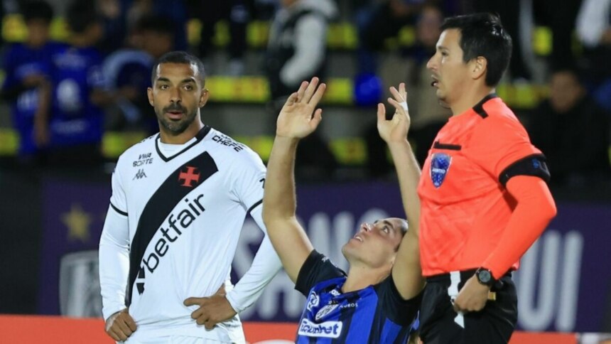 Jogador com as mãos pra cima na derrota do Vasco para o Independiente del Valle na Sul-Americana