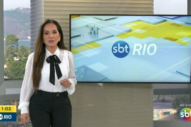 Isabele Benito em frente ao telão no SBT Rio