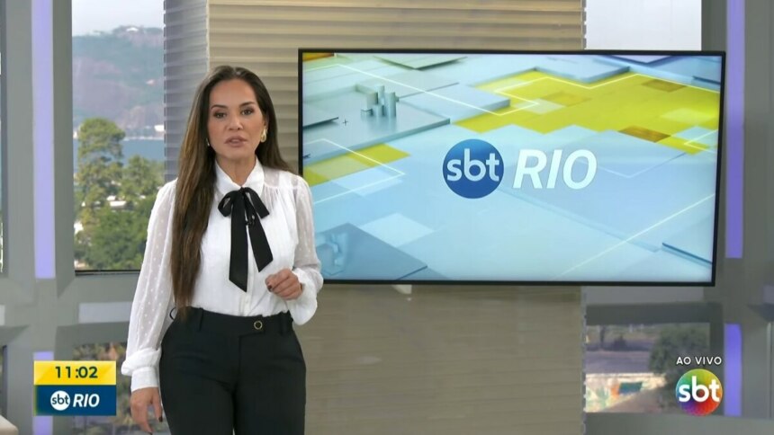 Isabele Benito em frente ao telão no SBT Rio