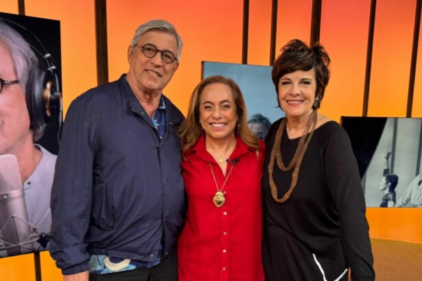 Ivan Lins, Cissa Guimarães e Leila Pinheiro em foto posada no cenário do Sem Censura