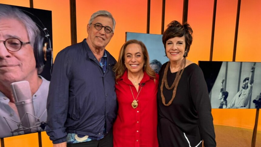 Ivan Lins, Cissa Guimarães e Leila Pinheiro em foto posada no cenário do Sem Censura
