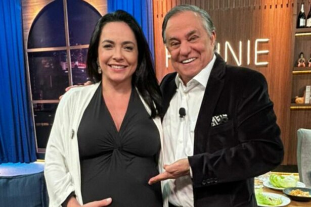 Izabella Camargo, que está grávida, e Ronnie Von em foto posada no cenário do Companhia Certa