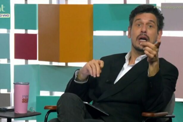 João Vicente de Castro gesticulando com as mãos no Papo de Segunda