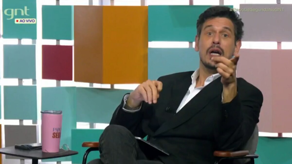 João Vicente de Castro gesticulando com as mãos no Papo de Segunda