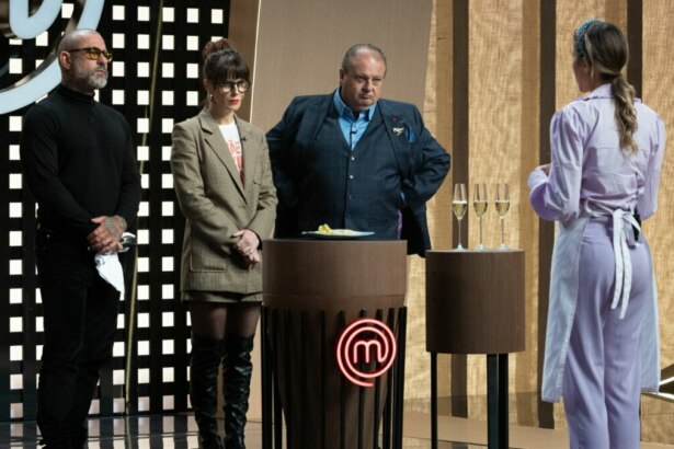 Jurados avaliando prato de Naiara no MasterChef