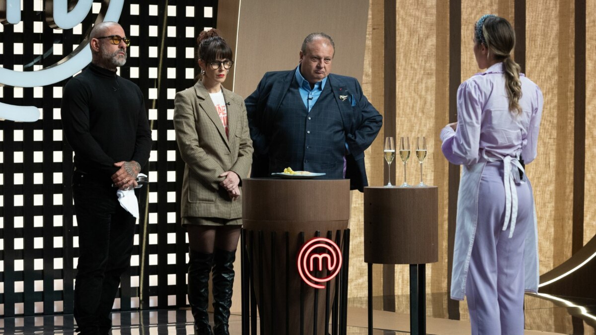 Jurados avaliando prato de Naiara no MasterChef