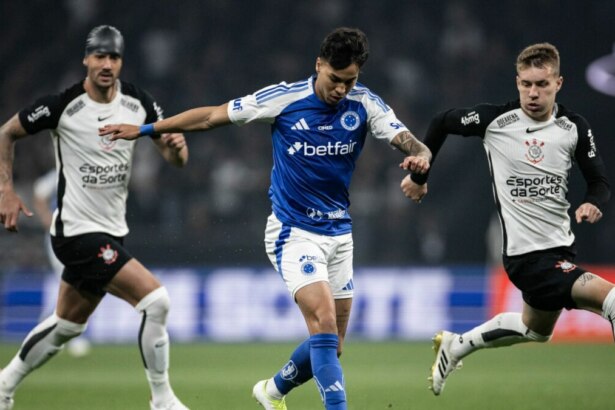 Kaio Jorge sendo marcado por dois defensores no jogo Corinthians x Cruzeiro, do Brasileirão, transmitido pela RECORD