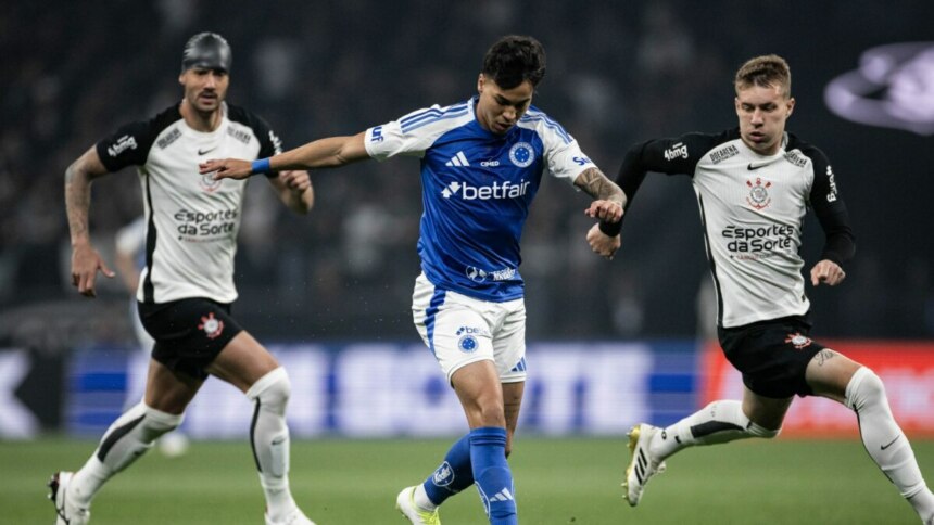 Kaio Jorge sendo marcado por dois defensores no jogo Corinthians x Cruzeiro, do Brasileirão, transmitido pela RECORD