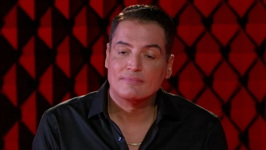 Leo Dias com o semblante emocionado em trecho de entrevista ao No Alvo
