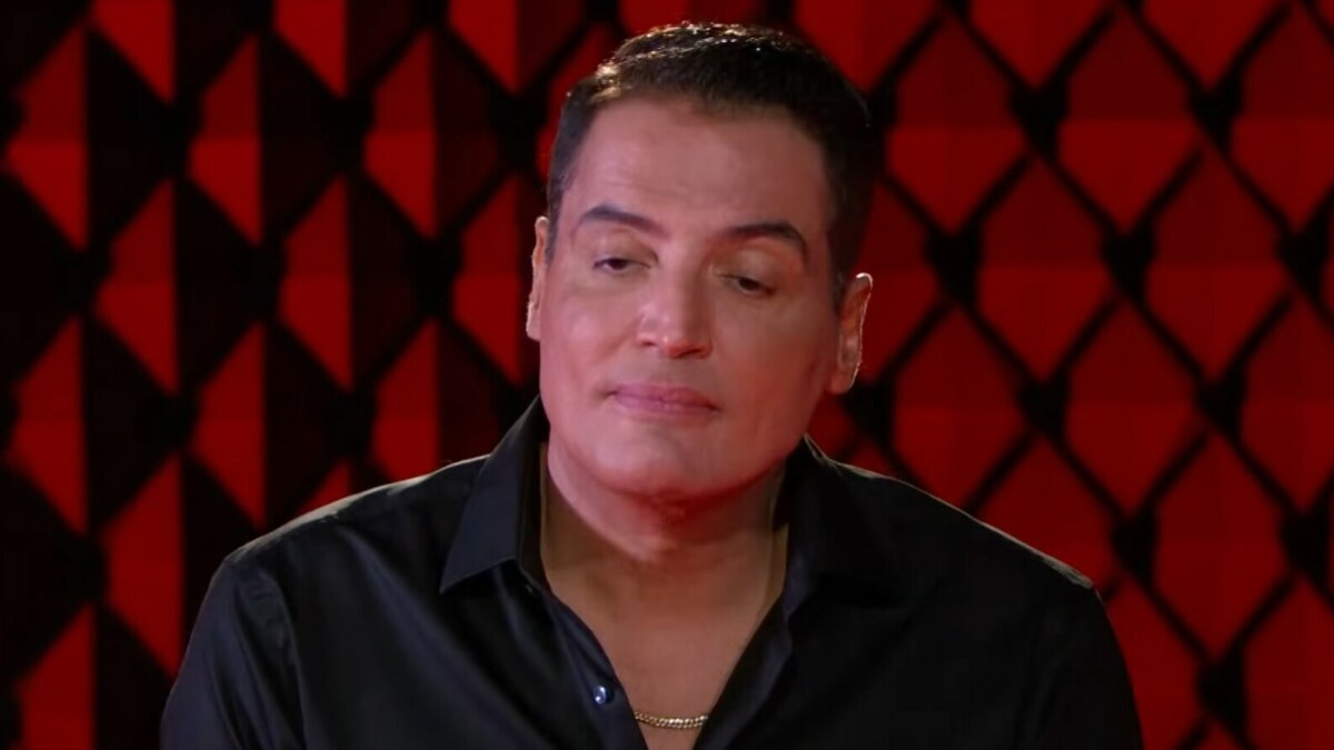 Leo Dias com o semblante emocionado em trecho de entrevista ao No Alvo