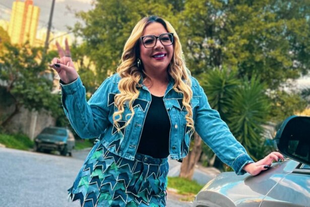 Lorena Alexandre, como cover de Marília Mendonça, em foto posada