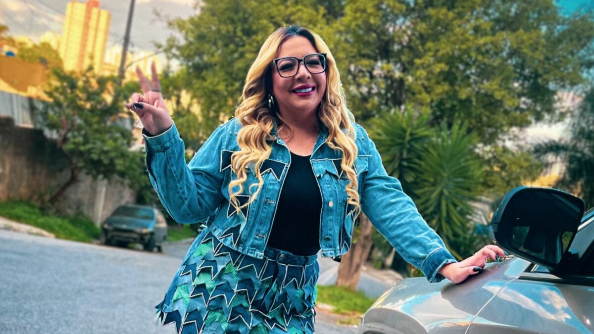 Lorena Alexandre, como cover de Marília Mendonça, em foto posada