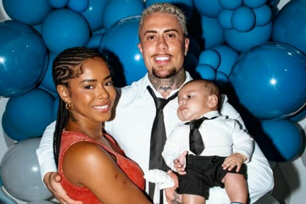 Lorena Maria, sorridente e abraçada com MC Daniel, que segura o filho no colo, antes do término do relacionamento