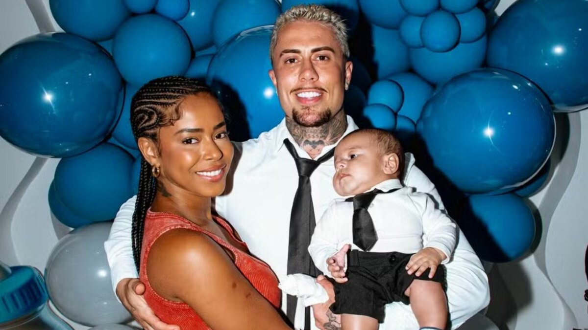 Lorena Maria, sorridente e abraçada com MC Daniel, que segura o filho no colo, antes do término do relacionamento
