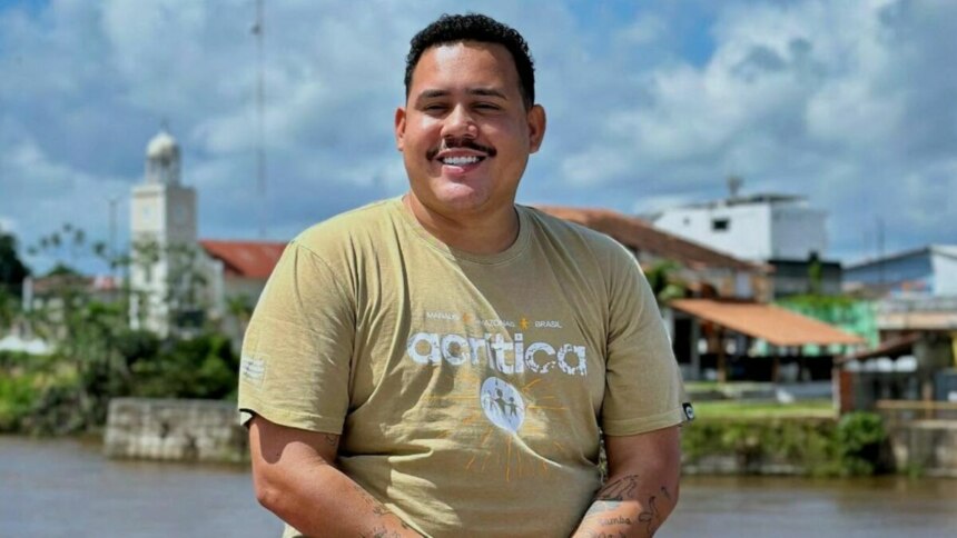 Lucas Buda sorridente, em foto posada em frente ao Rio Amazonas