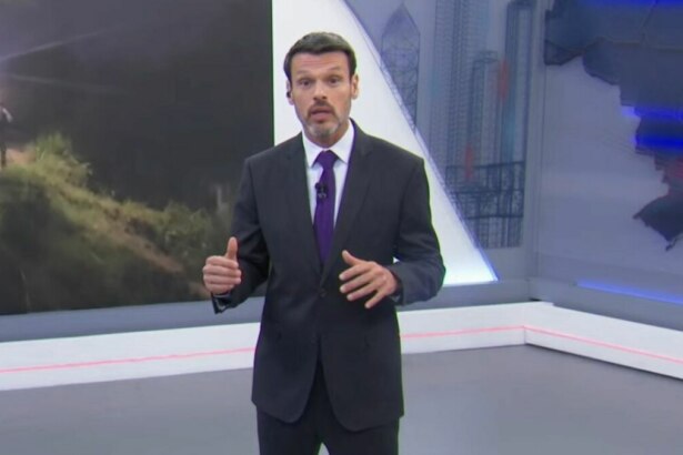 Lucas Martins, em frente ao telão do estúdio, no seu retorno ao Brasil Urgente