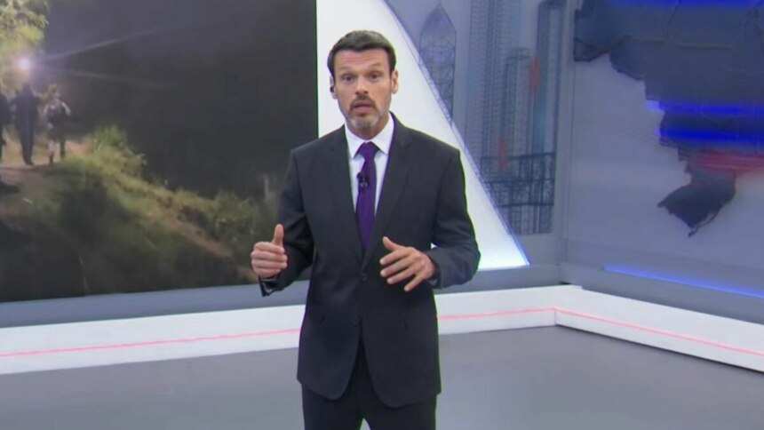 Lucas Martins, em frente ao telão do estúdio, no seu retorno ao Brasil Urgente