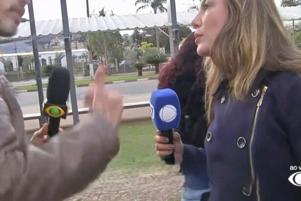 Lucas Martins da Band gesticula na frente da repórter Grace Abdou da RECORD