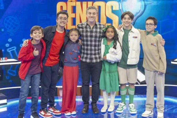 Luciano Huck abraçado com crianças, em trecho da estreia da nova temporada do Pequenos Gênios no Domingão