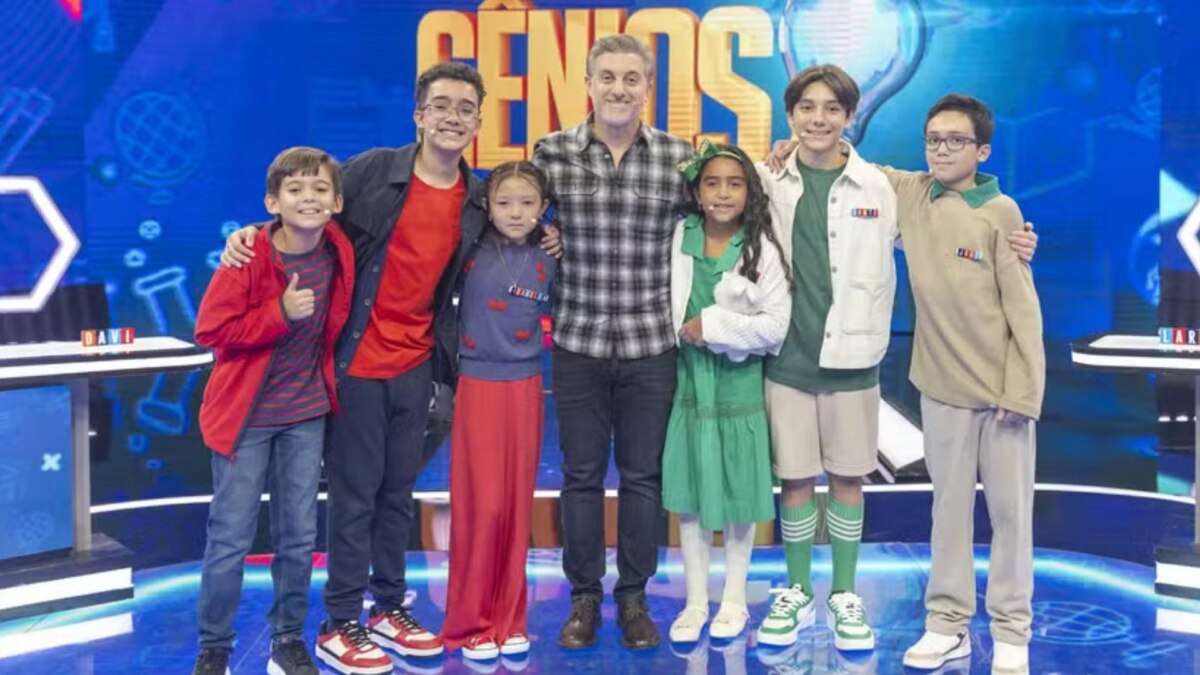 Luciano Huck abraçado com crianças, em trecho da estreia da nova temporada do Pequenos Gênios no Domingão