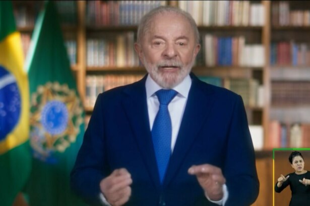 Presidente Lula veste terno azul e gravata azul em seu gabinete presidencial durante gravação do pronunciamento sobre tarifaço
