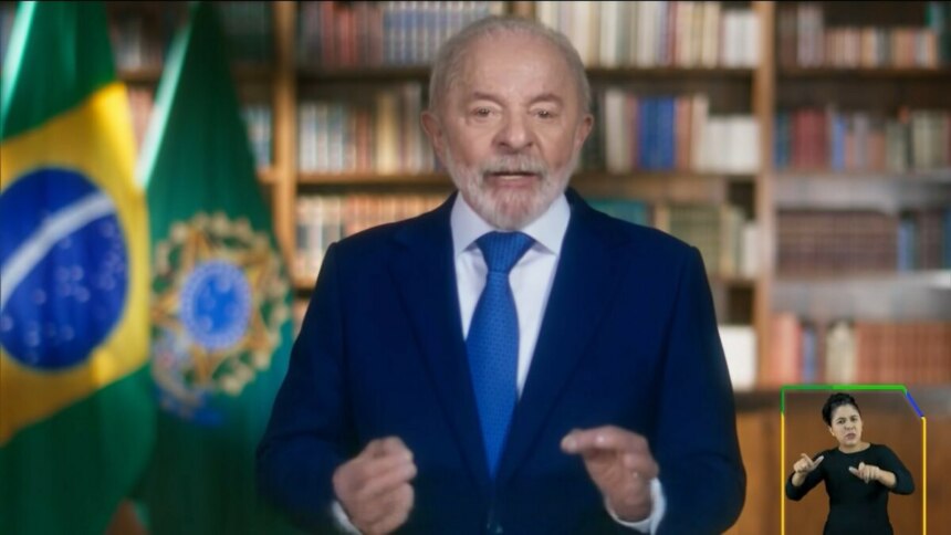 Presidente Lula veste terno azul e gravata azul em seu gabinete presidencial durante gravação do pronunciamento sobre tarifaço