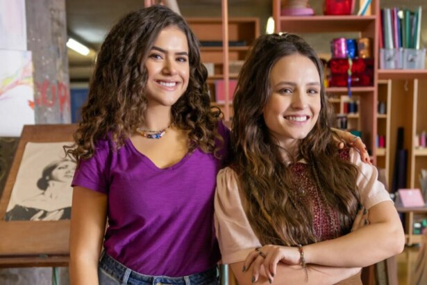 Maisa e Larissa Manoela em foto posada juntas, rebatendo piada do fantástico
