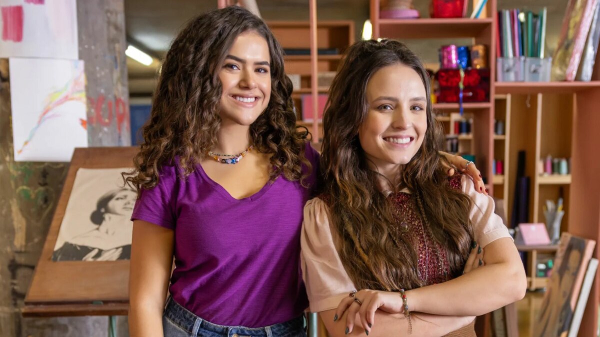 Maisa e Larissa Manoela em foto posada juntas, rebatendo piada do fantástico